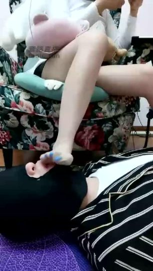 冰城玫姿 漂亮丝袜脚下的狗脸-青萍女尊资源分享平台