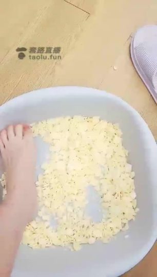 维妮 脚踩薯片 想吃吗-青萍女尊资源分享平台