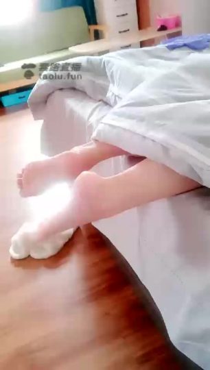 1596.【灵犀女ss】主人没起床呢，贱狗就来舔脚，闭目享受【67分钟】【标清】-青萍女尊资源分享平台