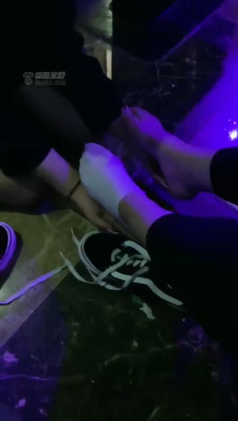 1816.【女M安蔓】两个萝莉素人歌厅玩我【续】【38分钟】【标清】-青萍女尊资源分享平台