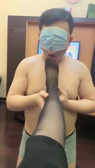 3664.【露露S】舔脚奴，舔鞋舔脚，皮靴黑丝【23分钟】【标清】-青萍女尊资源分享平台