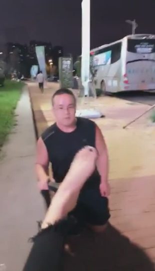 冷柔 广场当众羞辱 刺激 玩一下脏鞋底 口水 踢打-青萍女尊资源分享平台