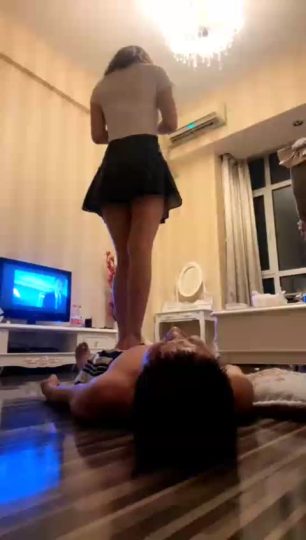 欣桐 夹头踩踏 舔脚虐乳 窒息耳光 61分钟-青萍女尊资源分享平台