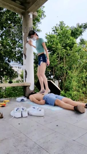 暴力美学 雨天户外全体重踩踏 小白鞋高跟换着踩 踩踏喂食 舔鞋底-青萍女尊资源分享平台