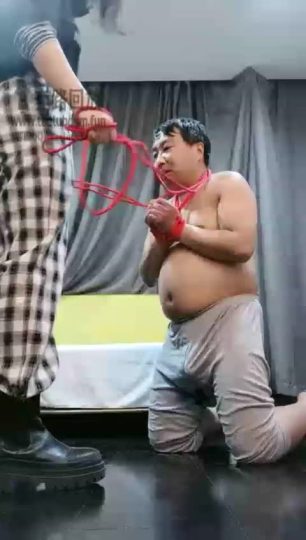 软熊 踢裆 鞭打 捆绑 踩踏-青萍女尊资源分享平台