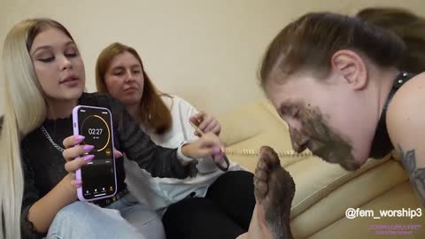 Licking_Girls_Feet_–_NICOLE_and_AURORA_Four_dirty_feet_and_one_slave’s-青萍女尊资源分享平台