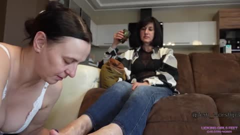 Licking_Girls_Feet_–_SALMA_and_ALEX_–_Not_guilty_step_aunt_and_sneaky (1)-青萍女尊资源分享平台