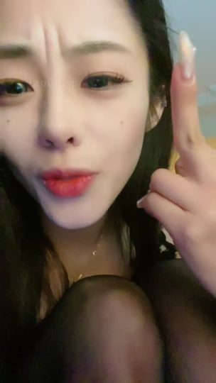 1725948841359_不知名美女_红绿灯寸到最后一秒_红底黑丝-青萍女尊资源分享平台