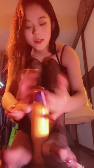 1726101149519_不知名美女 打个灯黑丝手榨-青萍女尊资源分享平台