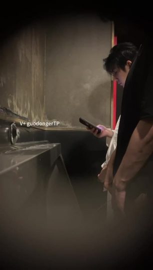 1729877065830_偷拍深圳酒吧卫生间的帅哥们_八-青萍女尊资源分享平台