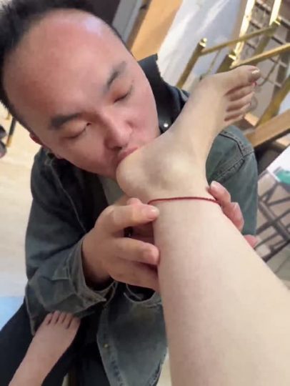 UUs 裸足舔脚深喉耳光-青萍女尊资源分享平台